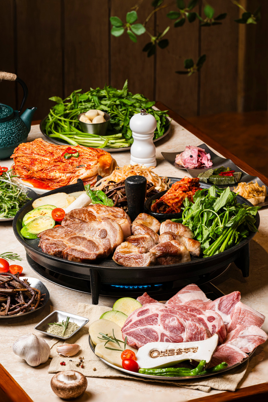 🔥 오목교 ‘보름솥뚜껑구이’: 솥뚜껑 위에서 펼쳐지는 삼겹살 & 미나리의 향연! 🥓🌿