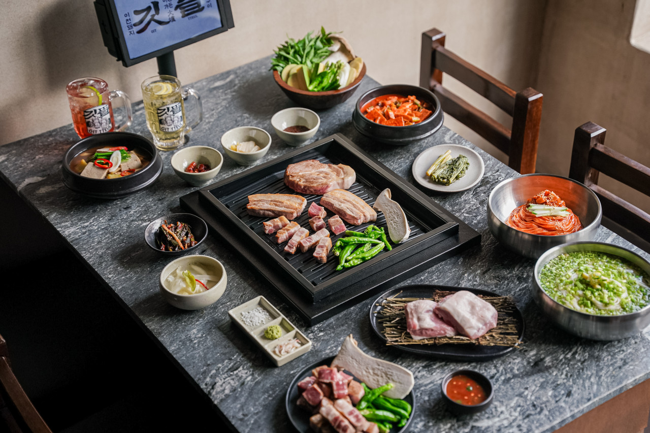 🍖 홍대 고기 맛집! 송중기도 다녀간 깃뜰에서 이천돼지 먹방 찍었어요